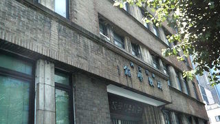 昭和初期のまま残るレンガ造りが見もの。