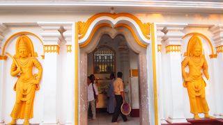 お祈りする人でいっぱい。