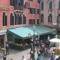 ヴァポレットの乗り場からすぐのレストラン