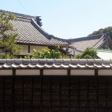 築地塀越しの金毘羅尊天堂（左）本堂（右）の景観。