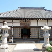 寄棟造桟瓦葺の本堂。弘法堂は左手にありましたが見逃しました…