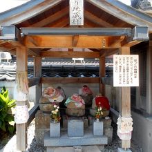 境内にある「ぽっくり地蔵さま」と覆屋。