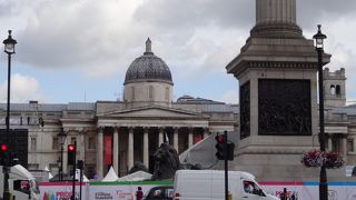 広大壮大な美術館