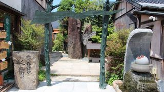 水木ロードの中にある不思議な神社