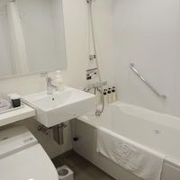 バスルームはシャワーカーテンのレールがカーブしてて使いやすい