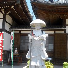 本四国お砂踏み霊場の弘法大師立像。