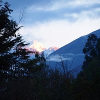 バスルームから、朝日に輝く雪山が見える