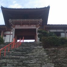 急勾配の石段の先にある山門の様子