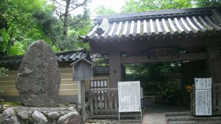 嵯峨天皇の皇后橘嘉智子（檀林皇后）により創建