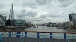 サザーク・ブリッジとタワー・ブリッジの間にある橋です。