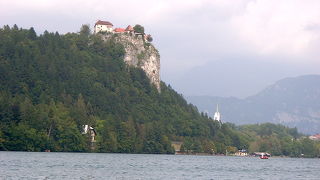 ブレッド湖畔の断崖に建つ城