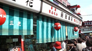 バラエティ豊かな雷おこし、人形焼のお店