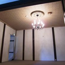 和室とシャンデリア
