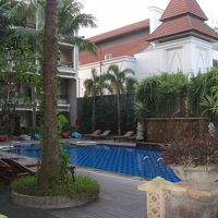 向きを変えると、隣の建物が見える。