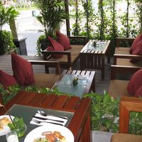 レストランの外は、車の通る道路。７時過ぎだったので静かだった