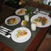 朝食のバイキング。部屋代に含まれる。