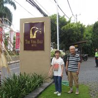 玄関前の表示。人間無しの写真が無かった。左手前は祭り飾りの残