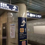 この駅、東京メトロの銀座線と東西線、都営地下鉄の浅草線の、合計3路線が乗り入れている、大変、便利な駅です。