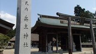 JR加古川線の黒田庄駅より、北へ300mの所に有ります。