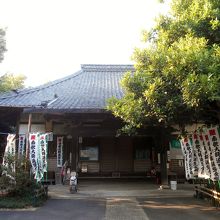 寄棟造桟瓦葺の本堂・弘法堂?。