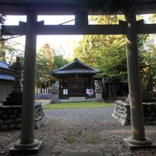 中之坊寺左手隣接の熊野神社参道入口の鳥居。