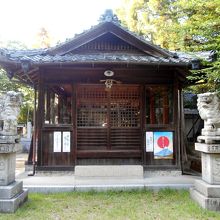 入母屋造桟瓦葺妻入の熊野神社拝殿。