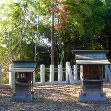 熊野神社本殿左手の秋葉神社（左）山の神神社（右）。