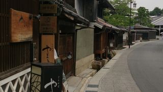有松絞りのお店をはじめ古い家屋が街道沿いに並ぶ