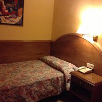 シンプルなお部屋。大きな全身鏡あり