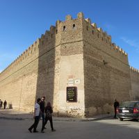 この重厚感ある城壁の中がホテルだった！！