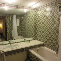 タイルの美しいバスルーム。