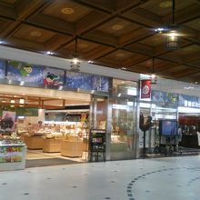 改札前の「豊後にわさき市場」