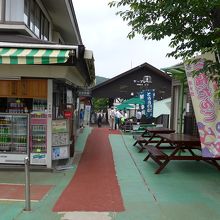 ケーブルカーのリバ方面　多くの登山者(?)が乗ってきます