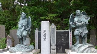 薬王院には大天狗・小天狗がいます