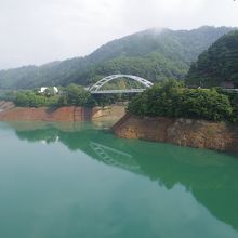 ダムの上からの景色