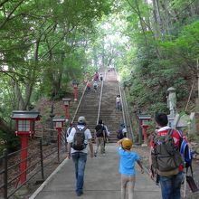 百八段の石段へと続きます