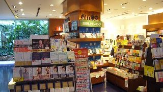 出発ゲート近くの好立地な本屋