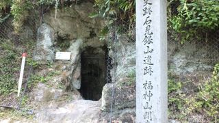 石見銀山に無数にある坑道の一つです