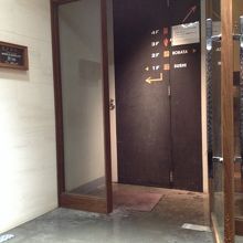 階段をあがったところが店舗入口