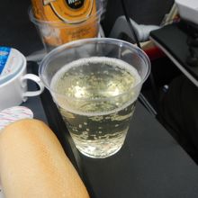 スパークリングワインもたっぷりついでくれます。