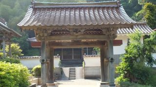 確かに見事な山門です