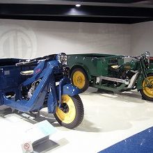 歴代のマツダ車が並ぶ。