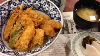 テーブル席でも揚げたての天ぷらが食べられます