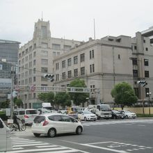 奥の塔屋が目立つ建物が「神港ビルヂング」です