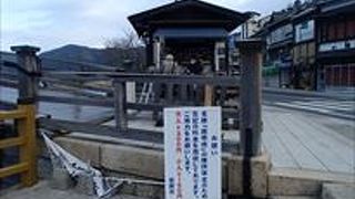 端から端まで渡る事のできる橋で、渡るためには、お金が掛かるので、意外に空いている橋です。