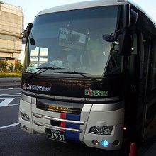 バスは大きくきれいでした。