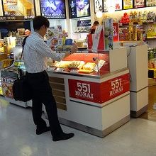 手荷物検査場手前の店舗で販売しています。