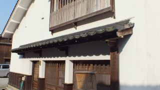 白壁が印象的な県指定の史跡