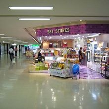 搭乗ゲート近く。ショップは目立ちます。