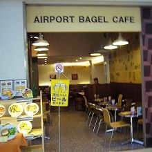 エスカレーターで2階に登って左手側すぐにあります。